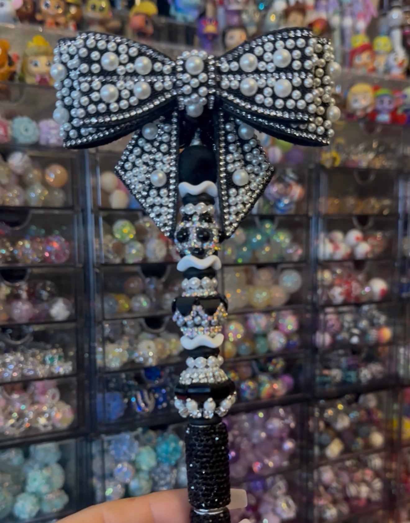 Black & White Pearl Bow Pen